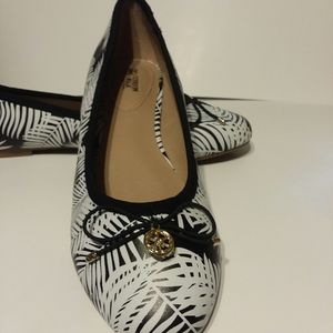 Flats black and white palm print